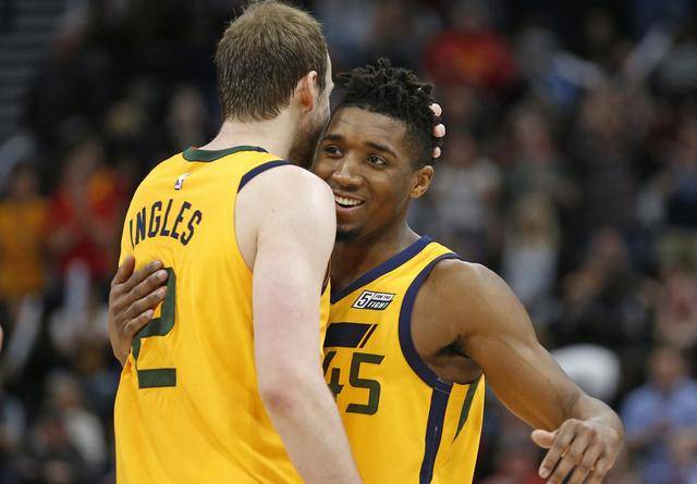 安迪-科尔谈曼联队史4名终极传奇：查尔顿、贝斯特、劳、基恩入选.