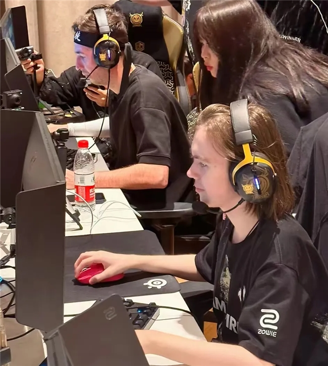 一时令人扼 一时令人扼